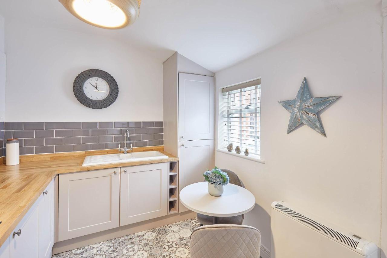 Host & Stay - Den At Westcliff Уитби Екстериор снимка